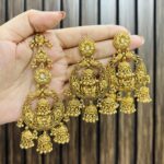 Earrings with mangtika
