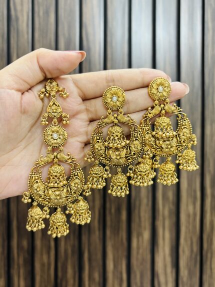 Earrings with mangtika