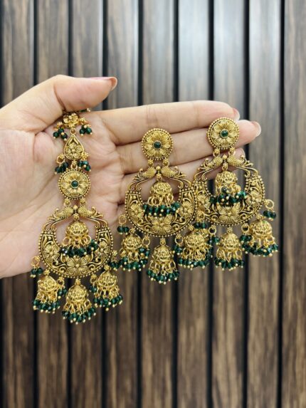 Earrings with mangtika Green