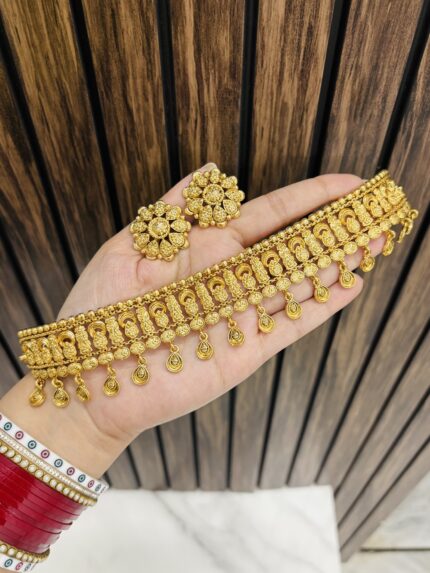 Heena Gold a like necklace